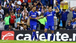 Édgar Méndez y Jonathan Rodríguez festejan un gol de Cruz Azul 