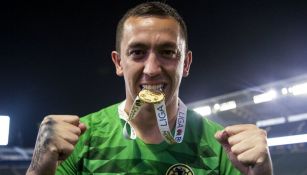 Agustín Marchesín presume su medalla de Campeón de Campeones