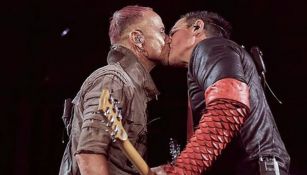 Los guitarristas de Rammstein se besan durante un concierto