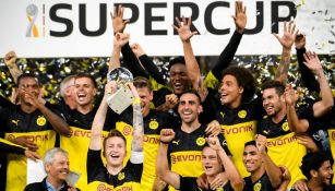 Jugadores del Borussia Dortmund celebran la obtención del título