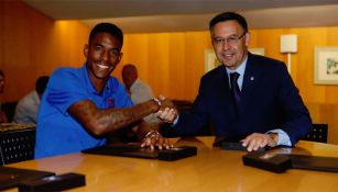 Junior Firpo firma su contrato con Barcelona