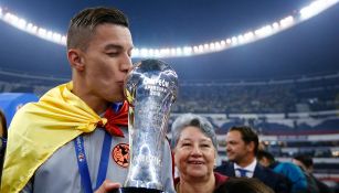 Mateus Uribe besa el trofeo del América