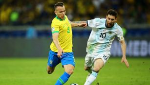 Arthur y Messi disputan un balón en la Copa América 2019