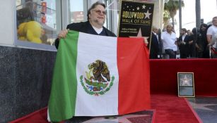 Guillermo del Toro posa con la bandera de México junto a su estrella