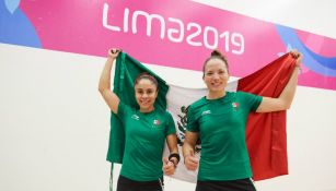 Paola Longoria y Samantha Salas, con la bandera de México
