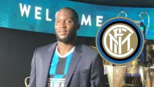Romelu Lukaku en la sala de trofeos del Inter