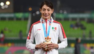 Laura Galván posa con la medalla de oro en Lima 