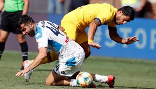 Manolas y Suárez disputan el balón durante el encuentro entre Napoli y Barcelona