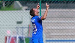 Santiago Giménez festeja uno de sus goles vs Bravos
