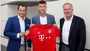 Ivan Perisic posa con la camiseta del Bayern Munich 
