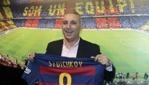 Hristo Stoichkov posa con una playera del Barcelona