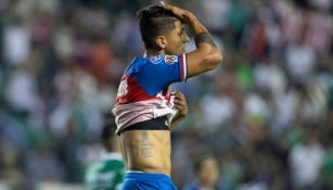 Alan Pulido lamentándose en el partido de Chivas ante León