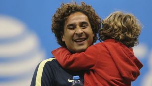 Guillermo Ochoa con su hijo en el Estadio Azteca