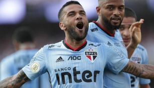 Alves festeja gol con Sao Paulo