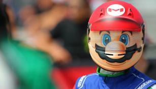 Daniel Morad portando el casco de Mario Bros
