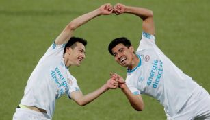Hirving Lozano y Erick Gutiérrez celebran un gol con el PSV