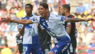 Leonardo Ulloa celebra uno de sus goles con Pachuca