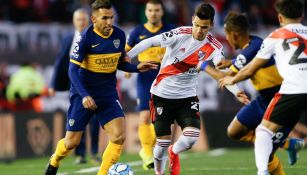 Carlos Tevez disputa el balón durante el clásico contra River Plate