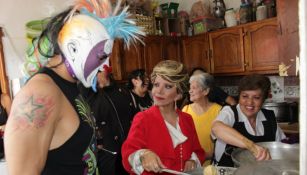 Psycho Clown y Marisela Peña con la gente de la fundación