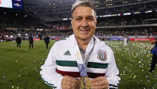 Gerardo Martino presume su medalla tras conquistar la Copa Oro 2019