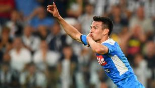 Hirving Lozano festeja un gol con el Napoli