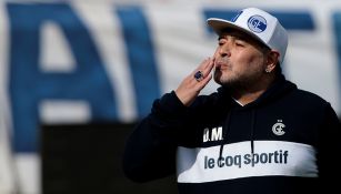 Maradona saluda a la tribuna del Gimnasia y Esgrima La Plata