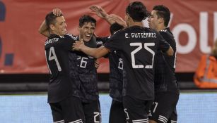 Jugadores del Tri celebran gol contra Estados Unidos 