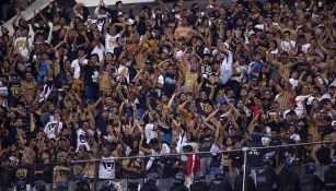 Aficionados de Pumas, en el Estadio Azteca