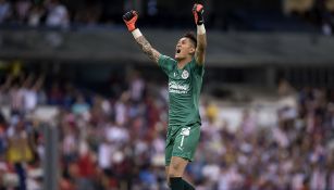 Raúl Gudiño celebra gol de Chivas 