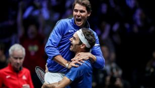 Nadal y Federer celebran juntos durante un partido