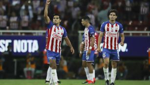 Jugadores de Chivas celebran la victoria contra Atlas