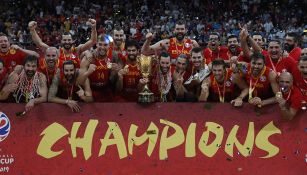 La selección española posa con el trofeo de monarcas