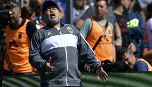 Diego Armando Maradona lamentándose en el Gimnasia vs Racing