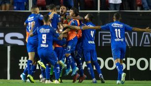 Jugadores de Cruz Azul celebran un gol contra Tigres