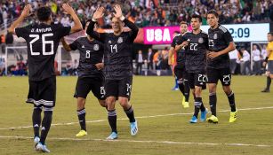 Jugadores de México celebran un tanto ante EU
