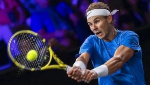 Rafael Nadal golpea con su raqueta una bola