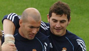 Zinedine Zidane e Iker Casillas en una práctica del Real Madrid