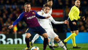 Arthur disputa un balón con Modric en un Clásico Español
