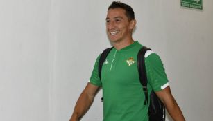 Andrés Guardado sonríe previo a un juego del Betis