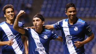 Jugadores de Puebla celebran uno de los goles ante León