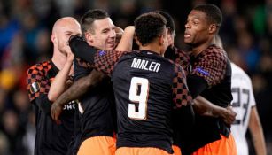Jugadores del PSV festejan gol en Europa League