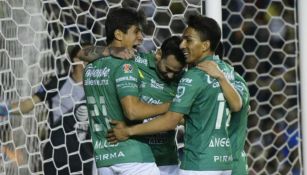 Macias y Mena festejan un gol en el Clausura 2019