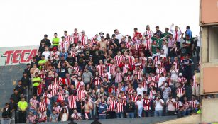 Aficionados de Chivas apoyan a su equipo