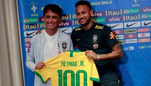 Neymar recibe la playera conmemorativa de sus 100 partidos 