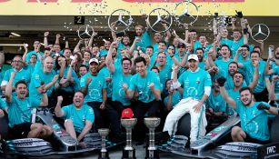 La escudería Mercedes festeja su sexto campeonato