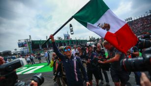 Sergio Pérez ondea la bandera de México durante el GP en nuestro país en 2018