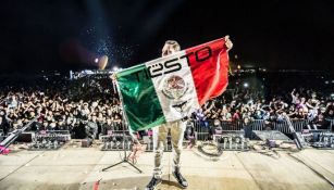 DJ Tiësto con una bandera de México