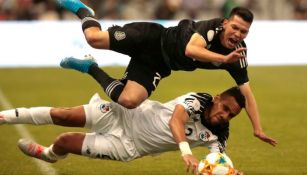 Chucky Lozano sufre una dura barrida durante el juego vs Panamá
