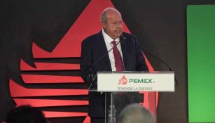 Carlos Romero Deschamps durante un evento con Pemex