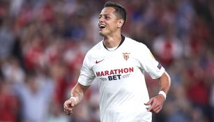 Chicharito celebra un gol con el Sevilla 